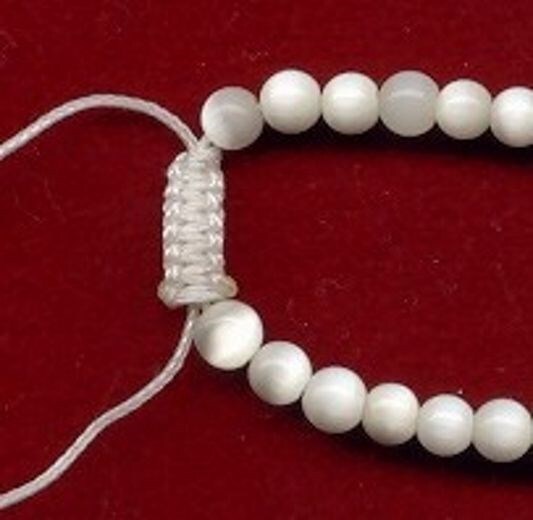 1 VINTAGE WHITE CATS EYE GLASS ROUND BEADED ADJUSTABLE BRACELET 600