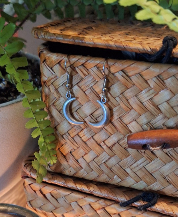 silver crescent moon earrings || handmade