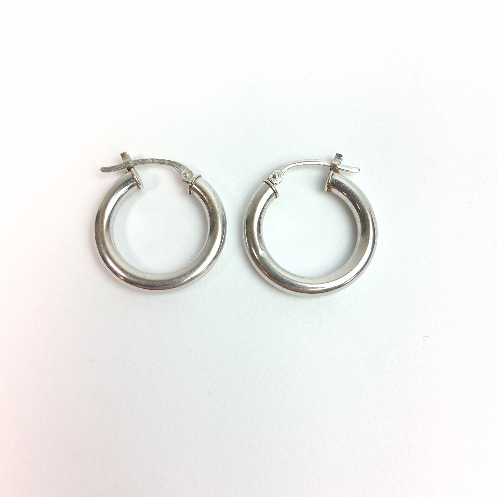 14k White Gold Hoop Earring Tube Latch Lever 1.1 Grams