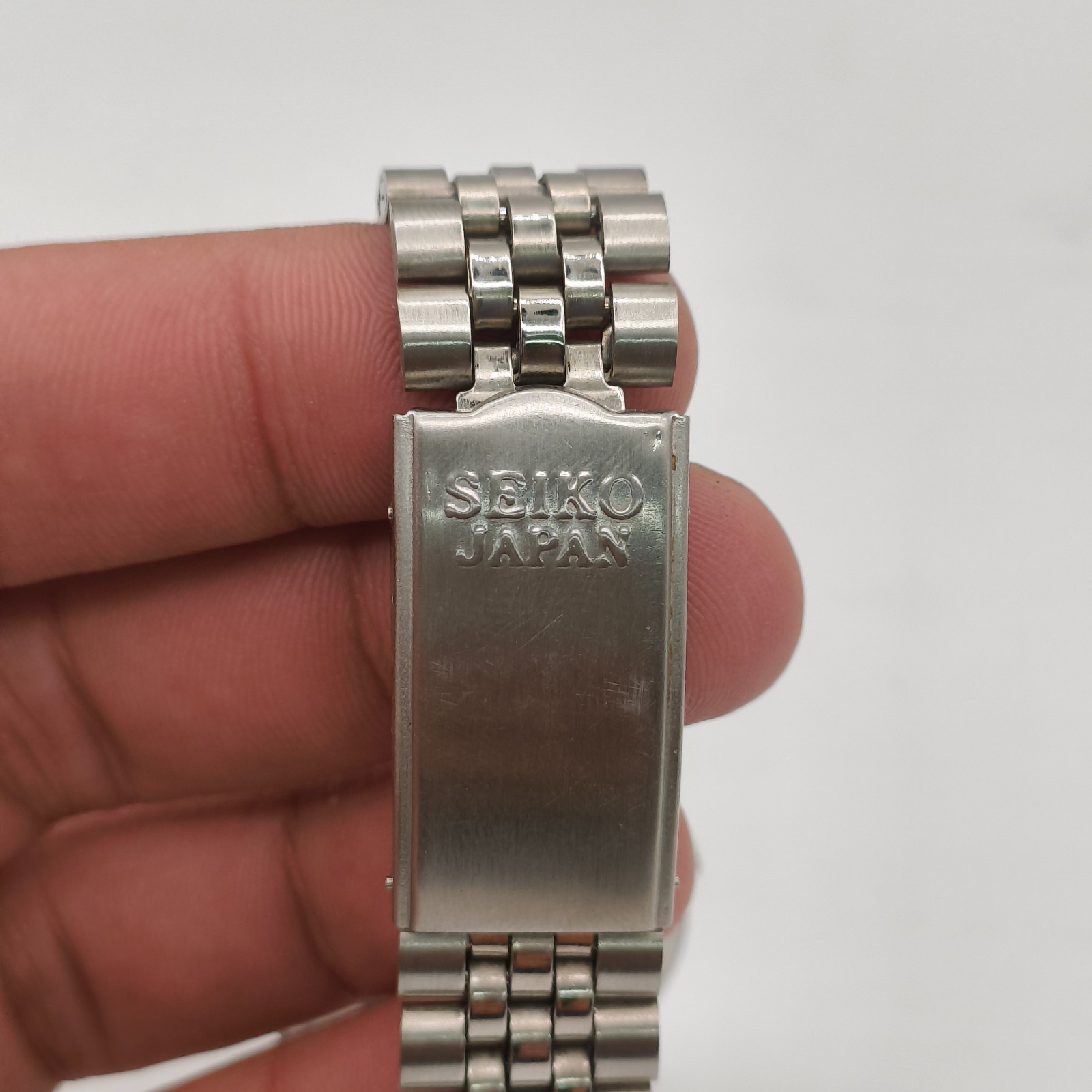 Vintage Seiko 5 Automatic 7009 Mens Watch White Dial 37 mm Day Date Japan Made