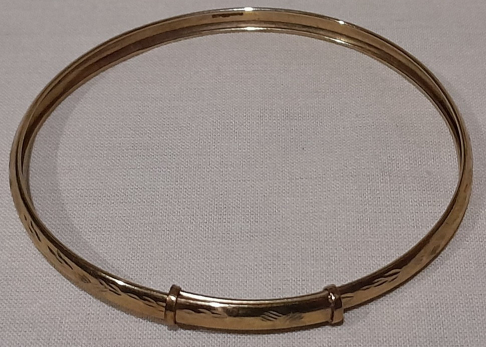 LARGE 9ct Gold ‘ADULT’S EXPANDABLE DIAMOND-CUT’ 8 inch Round BANGLE. 4.90 grams
