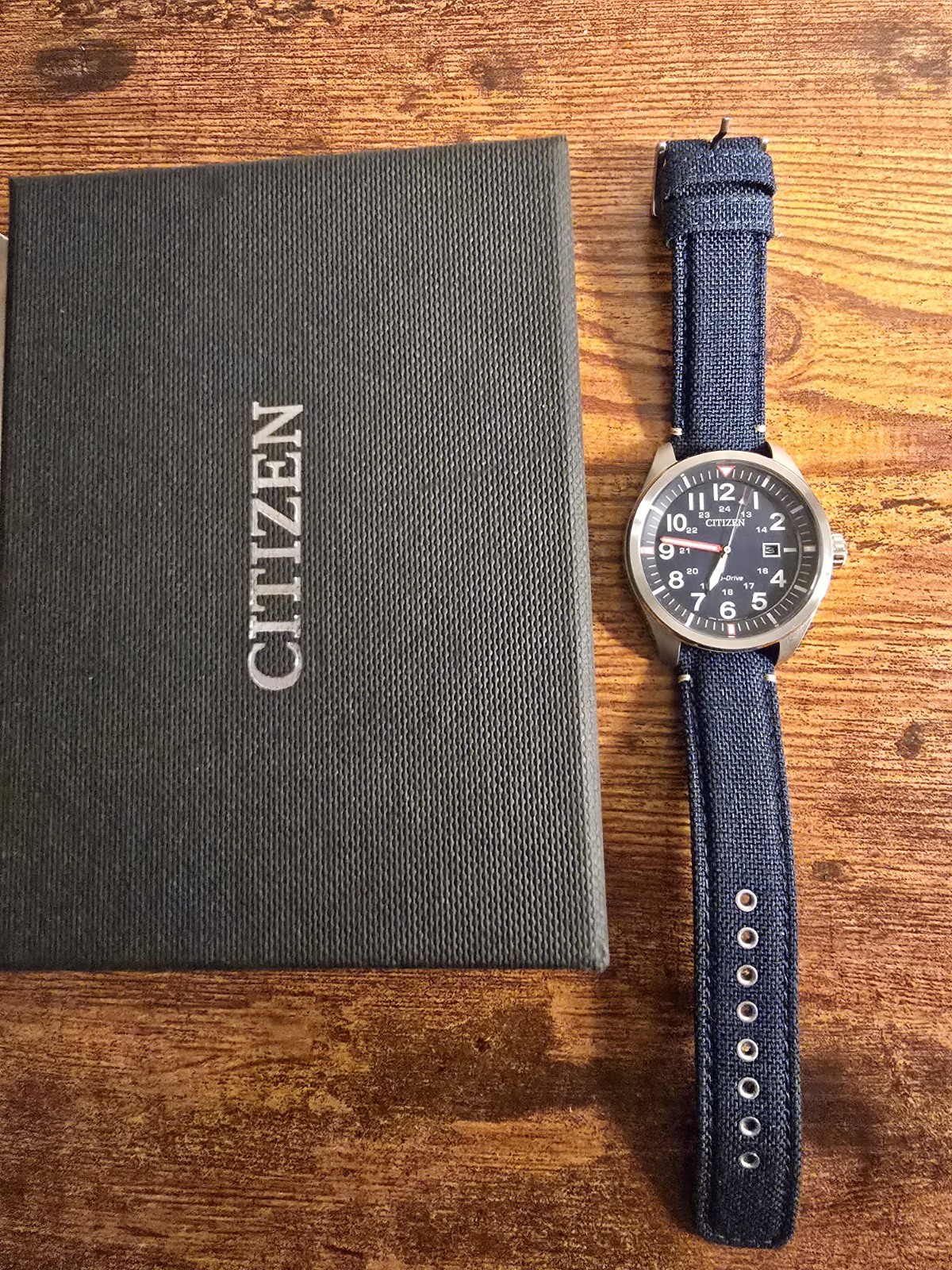 Stunning Blue Citizen Eco Drive Aw5000-16l Pilot Field Watch