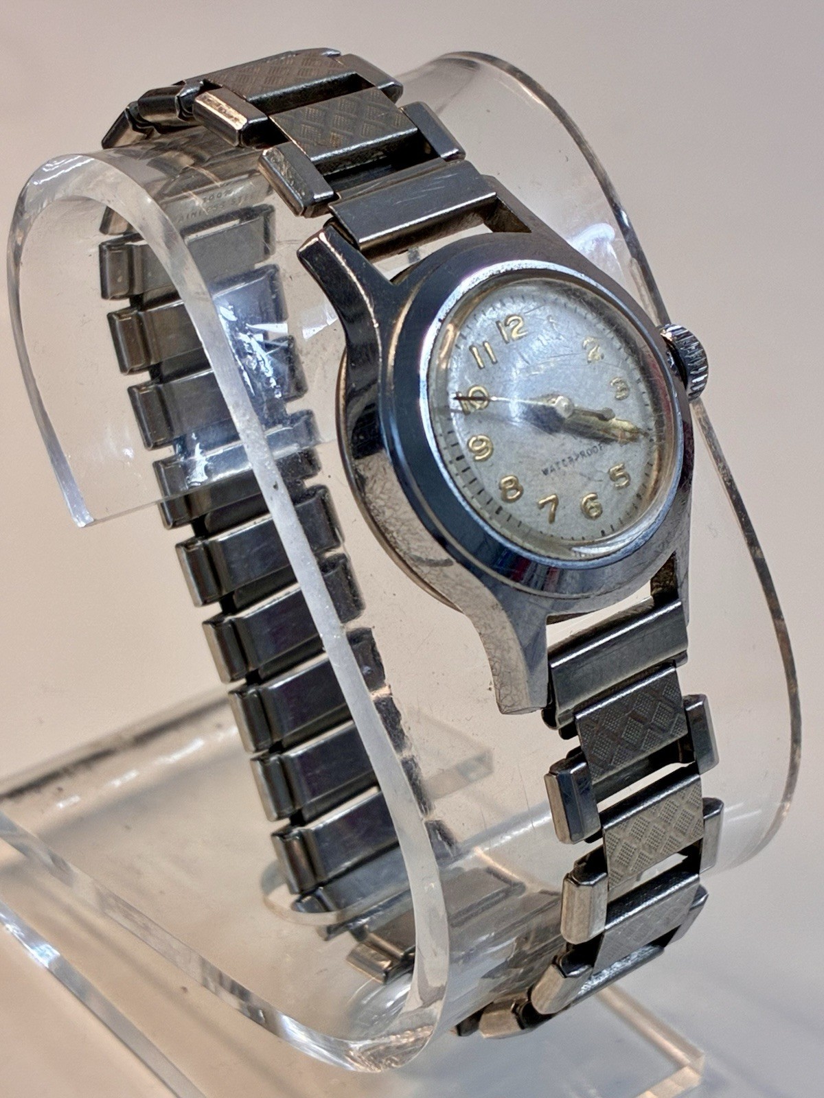 Timex Vintage Women’s Mechanical Watch, Shock-Resistant, Silver Dial, 17J WORKS