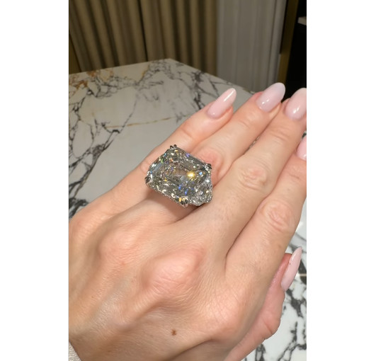 Huge Colorless Shiny Simulated Sapphires Three Stone Style Luxury Woman Ring