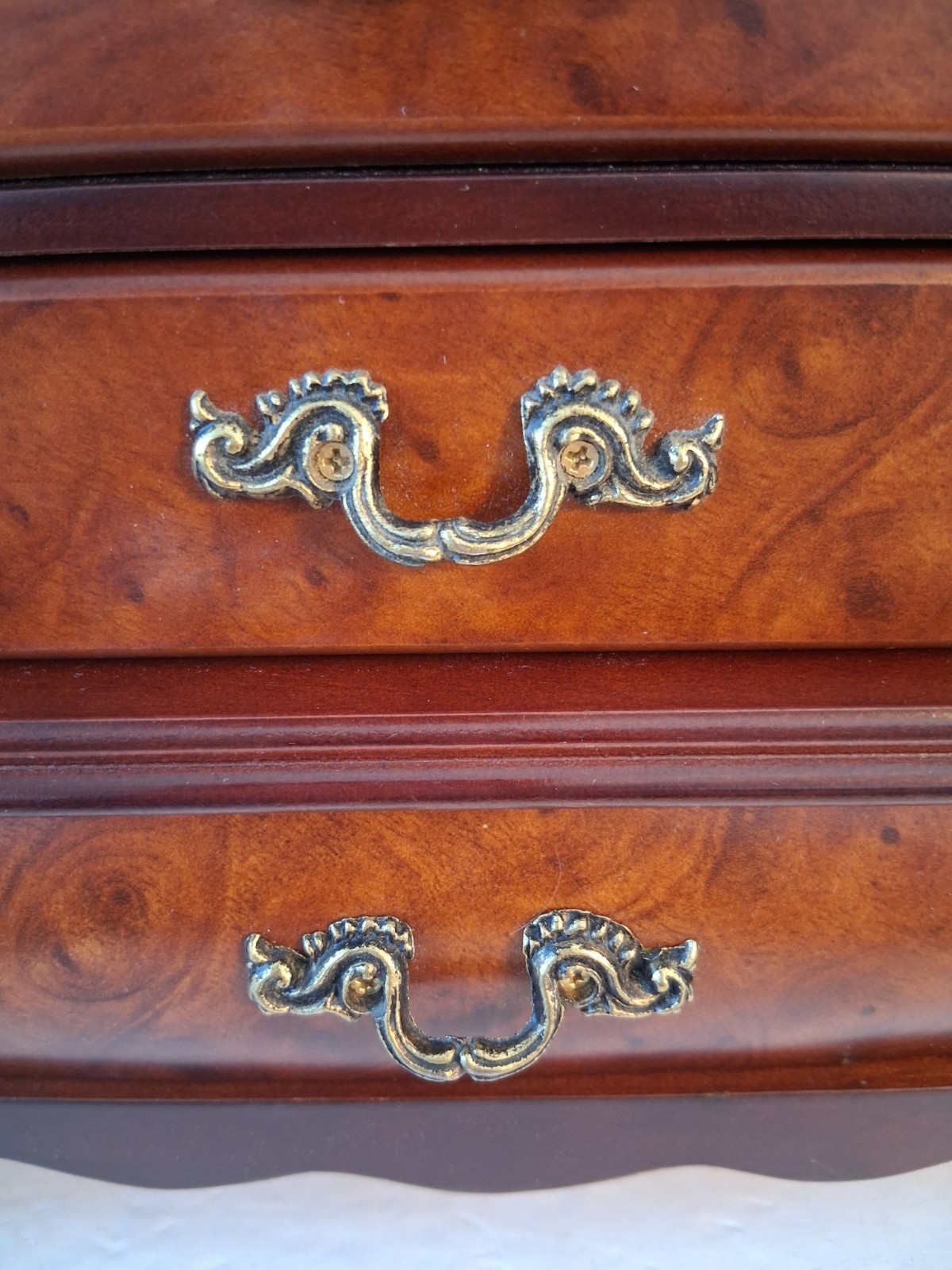 VTG ’90s “Powell” Wood Jewelry Bombe Chest; 4 Drawer Bombe Cabinet Burled Wood