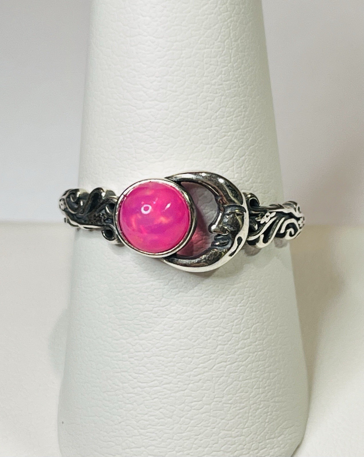 Vintage 925 Sterling Silver Natural Pink Rainbow Opal Man In Crescent Moon Ring
