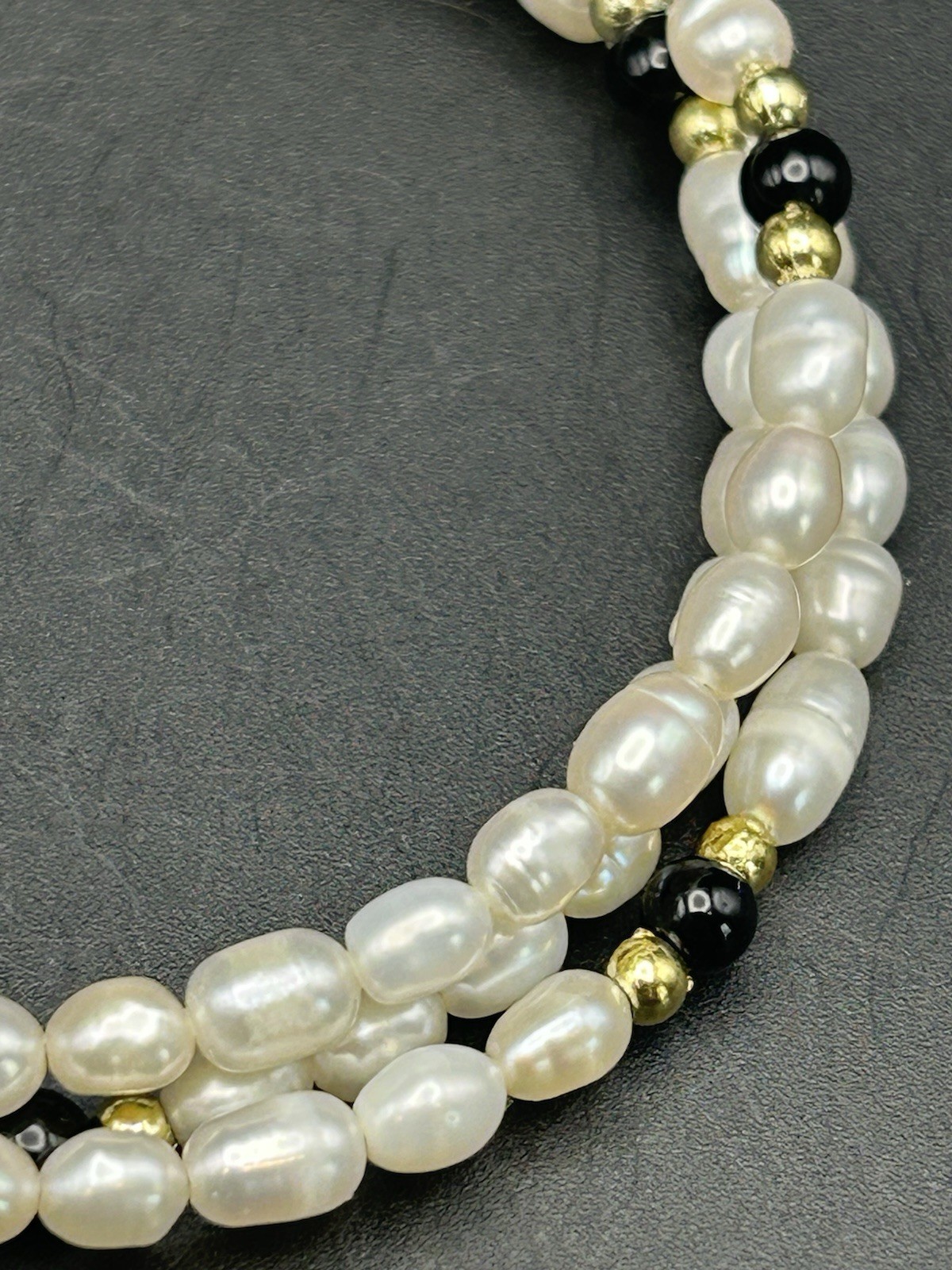 VTG White Cultured Fresh Water Pearl Black Onyx Gold Beaded Flex Wire Bracelet