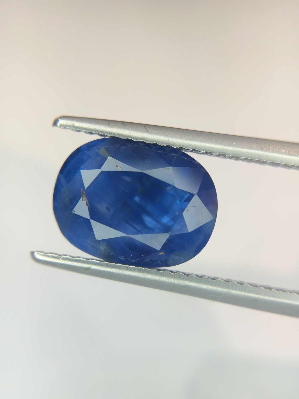 4.05 Cts A BEAUTIFUL AND VERY GORGEOUS BLUE SAPPHIRE OVAL SHAPE !