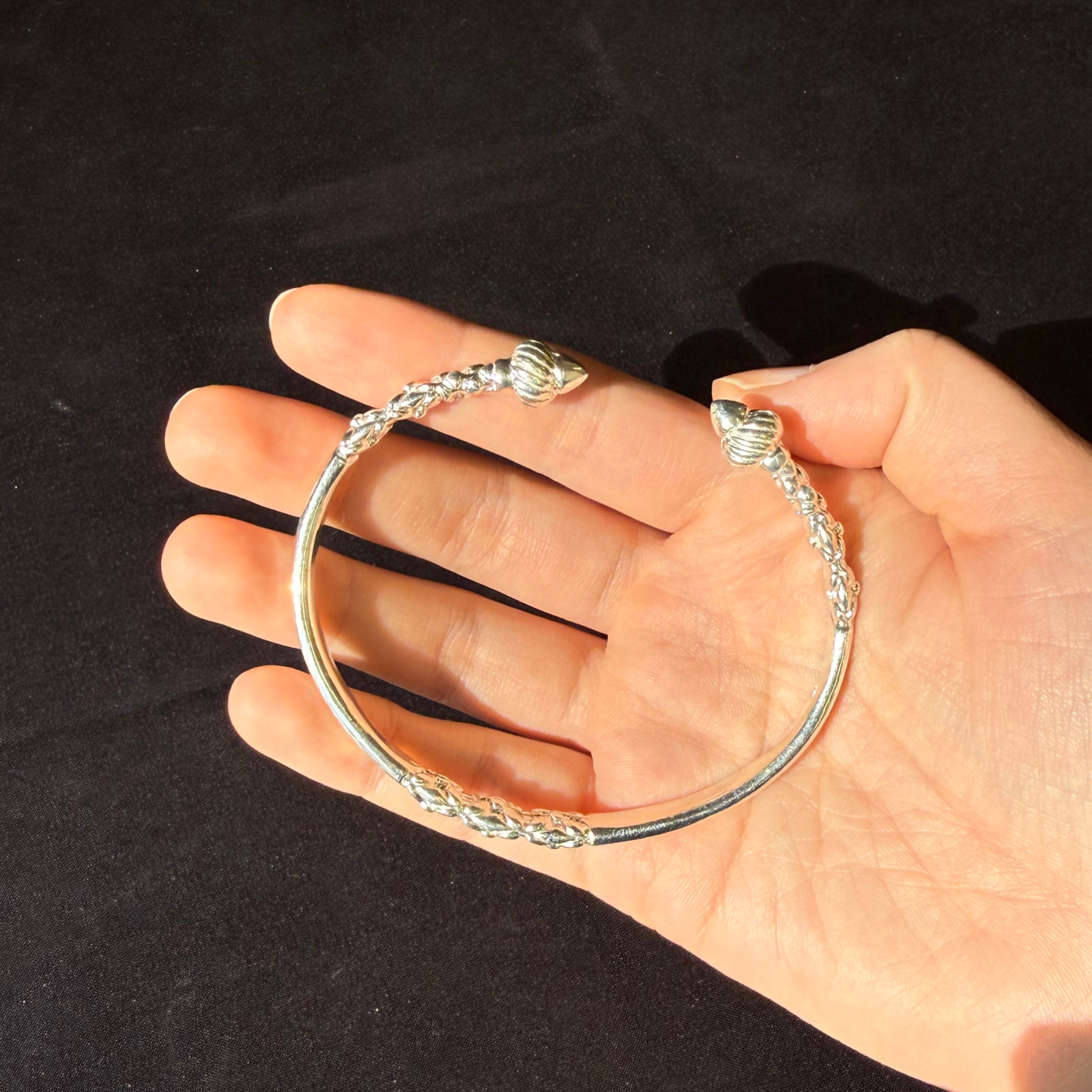 Taj Mahal Ridged Arrow .925 Sterling Silver Flat West Indian Bangle, 1 piece