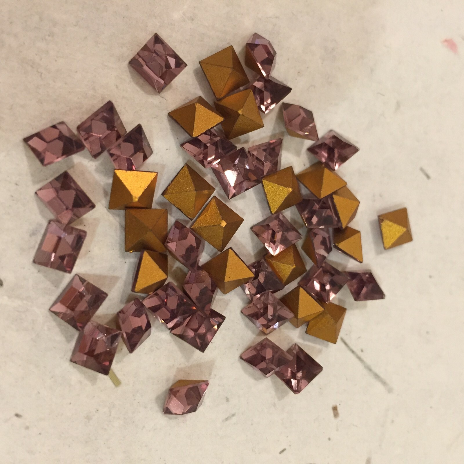 N187 Vintage glass stones 5.3mm lt. amethyst square pointed back faceted top(36)