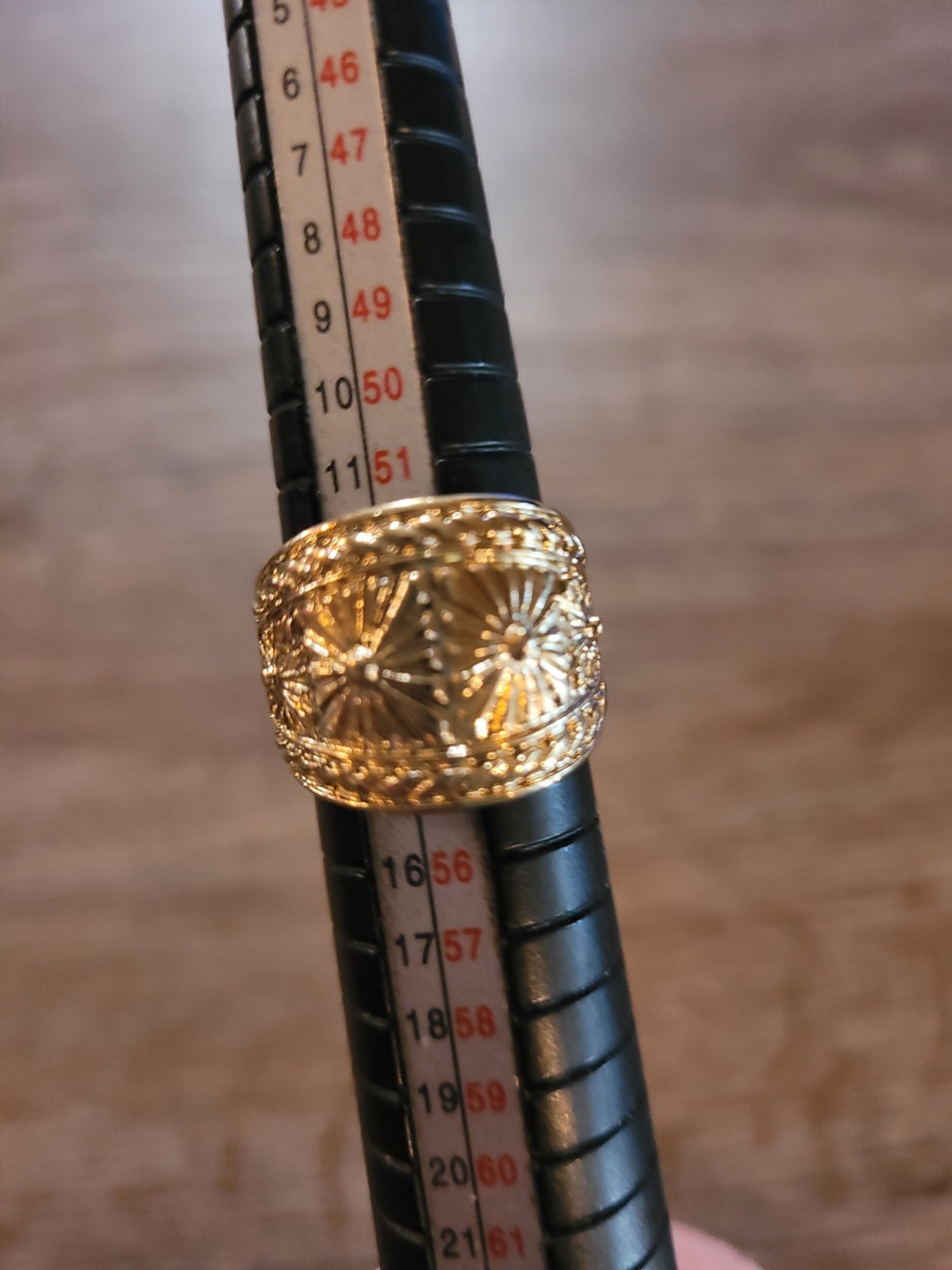 Wide Goldtone Band Ring Floral Star Design Women’s Fashion Costume Jewelry