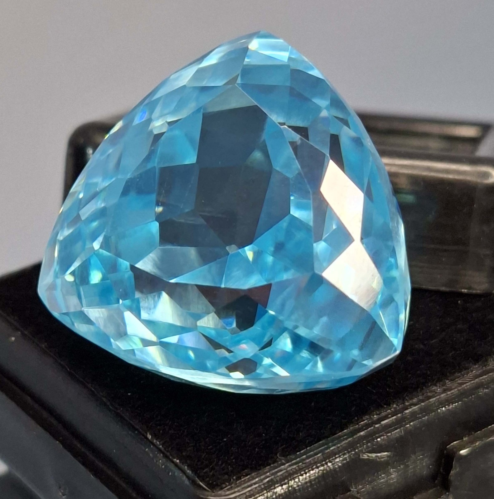 Blue Zircon Cambodia Trillion Cut 95-97Ct Natural Certified Loose Gemstone RK876