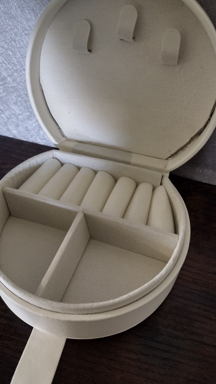 White Faux Leather Round Travel Jewelry Case Zip-Around Fabric Lined Organizer