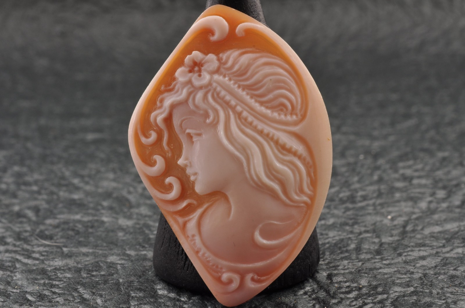 7 items , vintage shell cameo White and brown color (Total 228.0ct) with case.