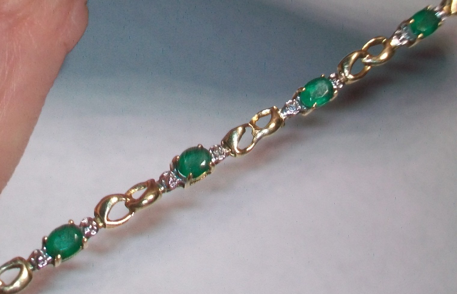 Vintage 10K Yellow Gold Oval Green Emeralds (10) Diamond (2) Bracelet 3.2 Grams