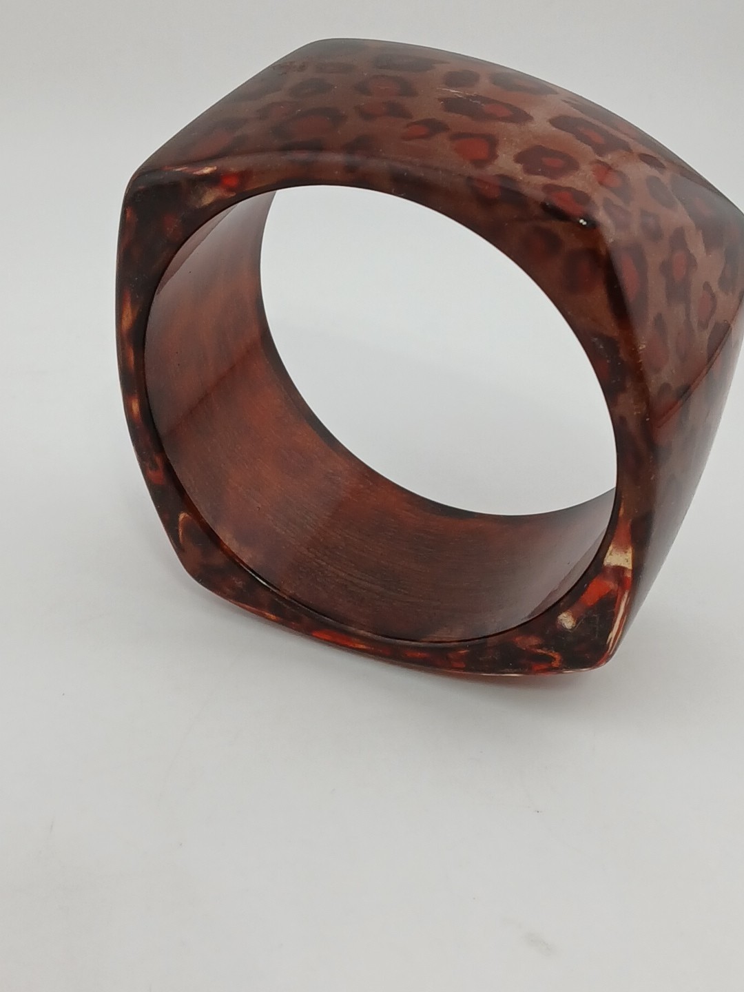 LUCITE GLITTERED leopard print faceted wide size 8.25 in vintage bangle bracelet