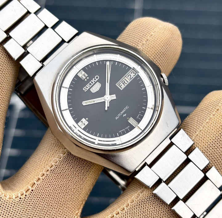 Vintage Seiko 5 Automatic Octagonal Case Japan Made Men’s Watch 7009-8830.