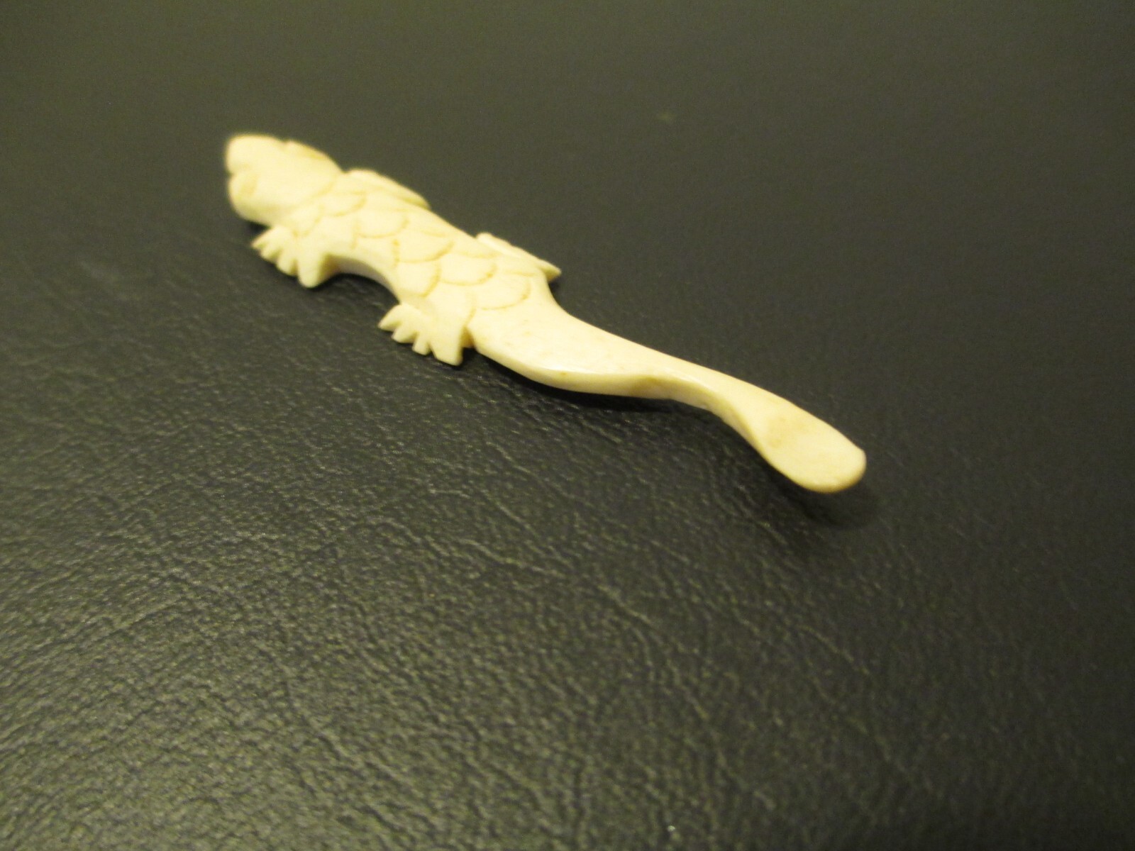 WATER BUFFALO BONE BALI ANTIQUE VTG. SPOON LIZARD GECKO SALAMANDER CHARM-NEW