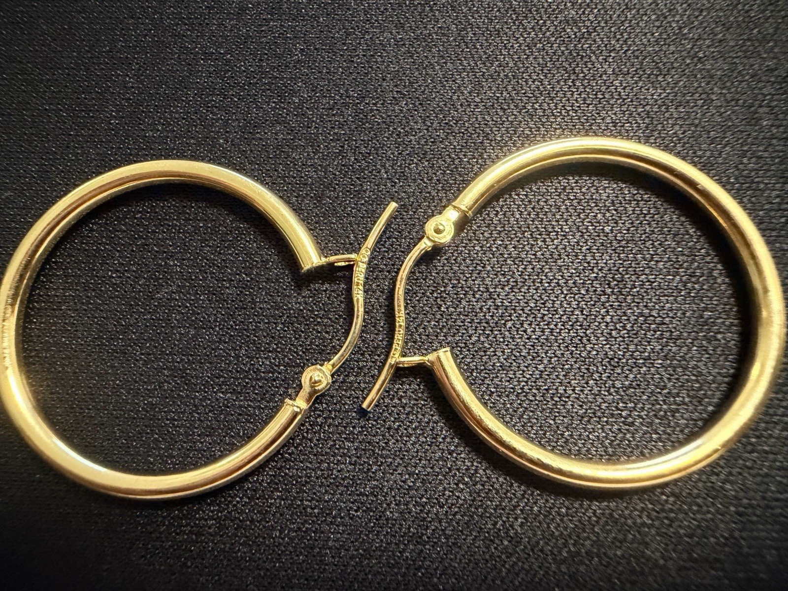 14K Yellow Gold Classic Round Hoop Earrings Thin Polished Endless Hoops 1.52g