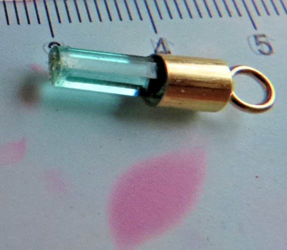 Natural rough emerald pendant, hexagonal prism – 18K gold HIGH QUALITY
