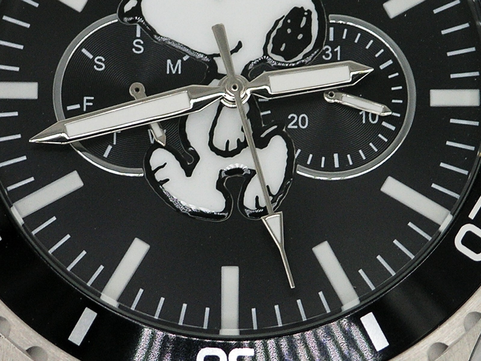 NEW WITH DEFECT INVICTA 38644 PEANUTS WATCH SNOOPY LIMITED BLACK DIAL 48MM