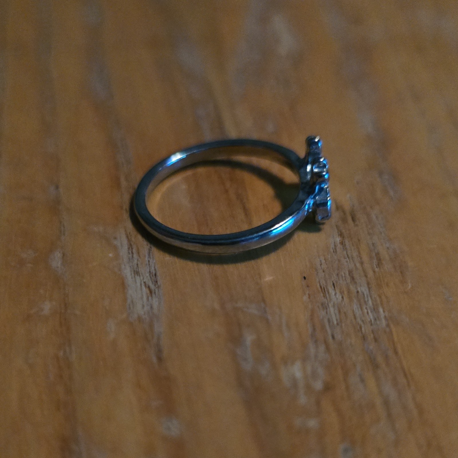 Silver Tone Metal Band Ring with Small Decorative Crab Detail Size 7