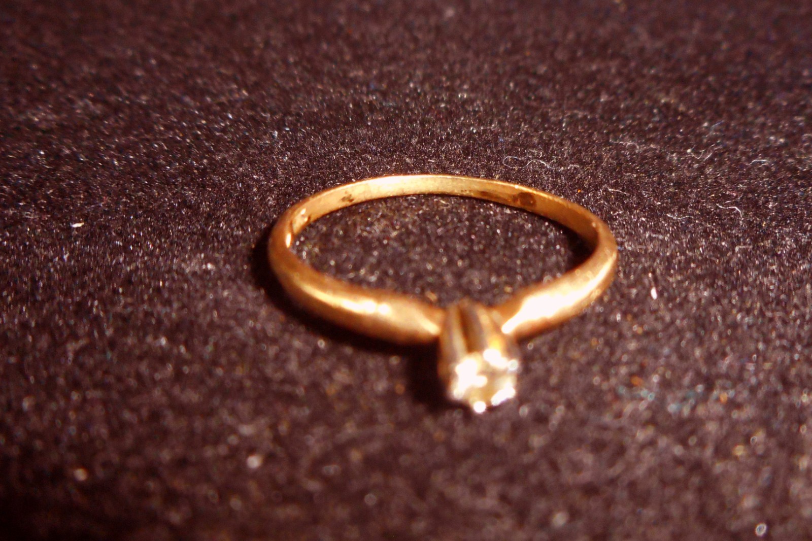 10k SOLID GOLD RING SMALL DIAMOND GRAMS 0.84 SIZE 3 1/2 TESTED