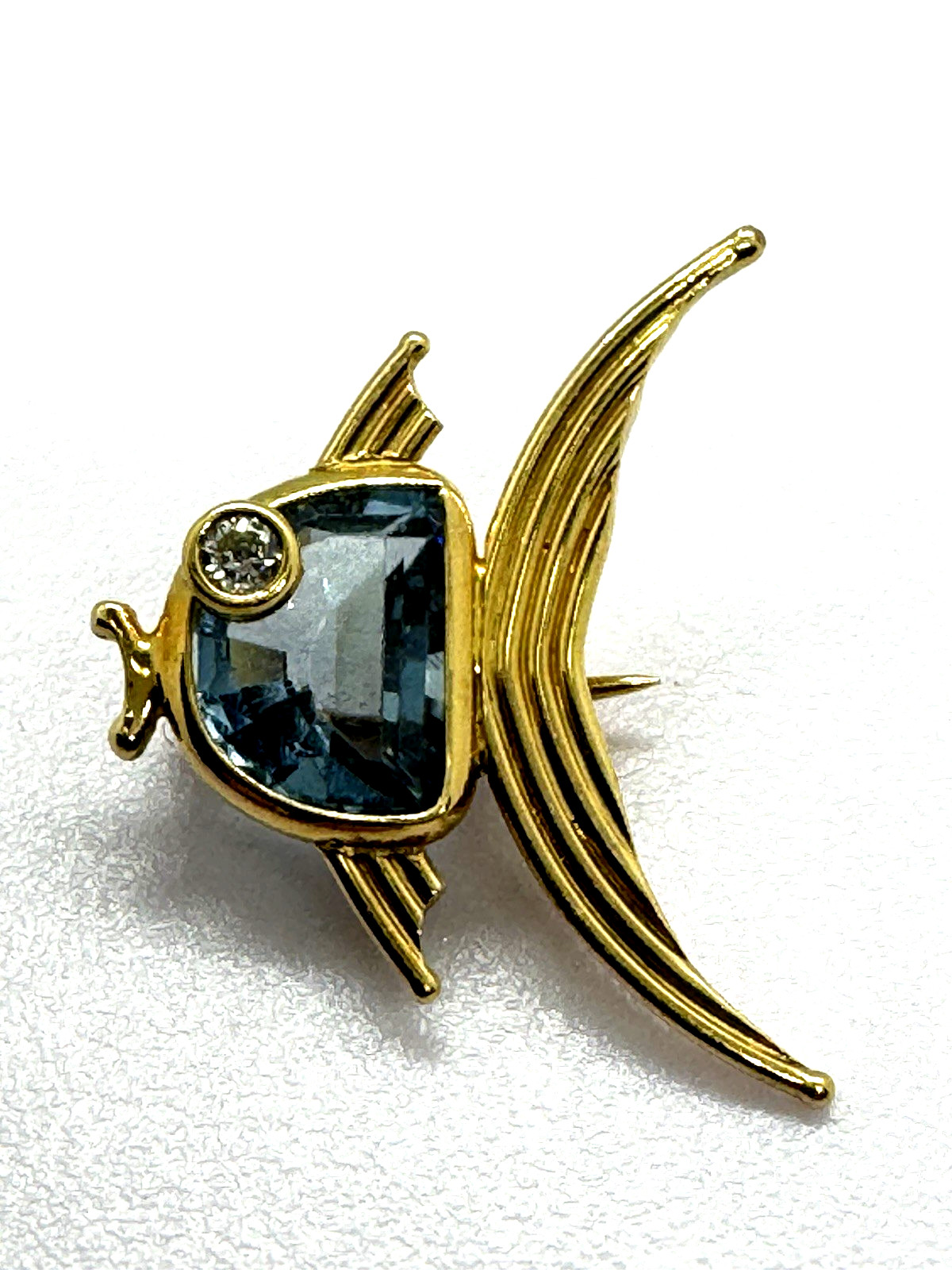 18k Le Gi Blue Topaz Fish Pin C Clasp little brooch with character 2.4 grams
