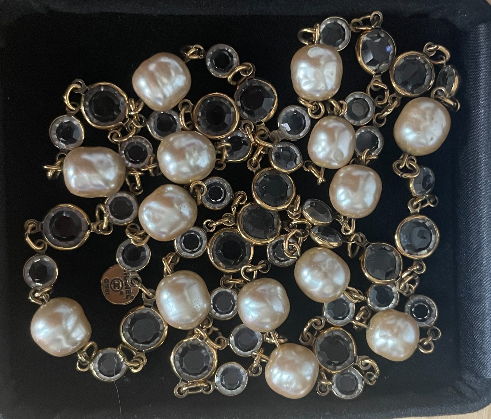 Authentic Vintage Chanel 1981 Gripoix Pearl Crystal Sautoir Necklace 35″ Gold