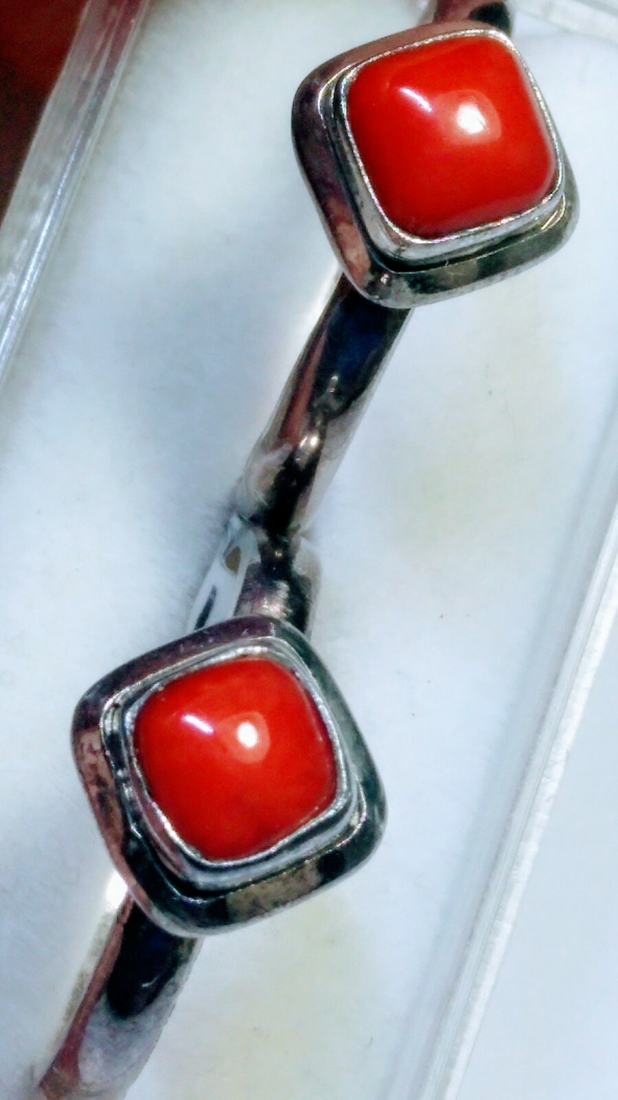 PLEASING NATURAL RED CORAL IN STERLING SILVER .925 RING SIZE BETWEEN 8.75-9.0