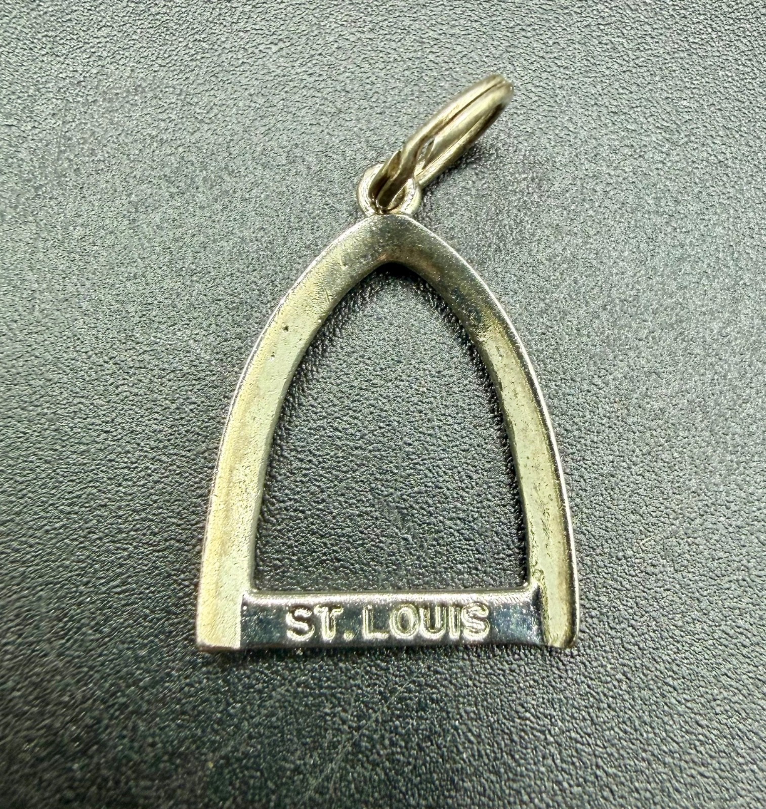 Vintage Wells Sterling Silver St. Louis Gateway Arch Stirrup Charm Pendant 2.1g