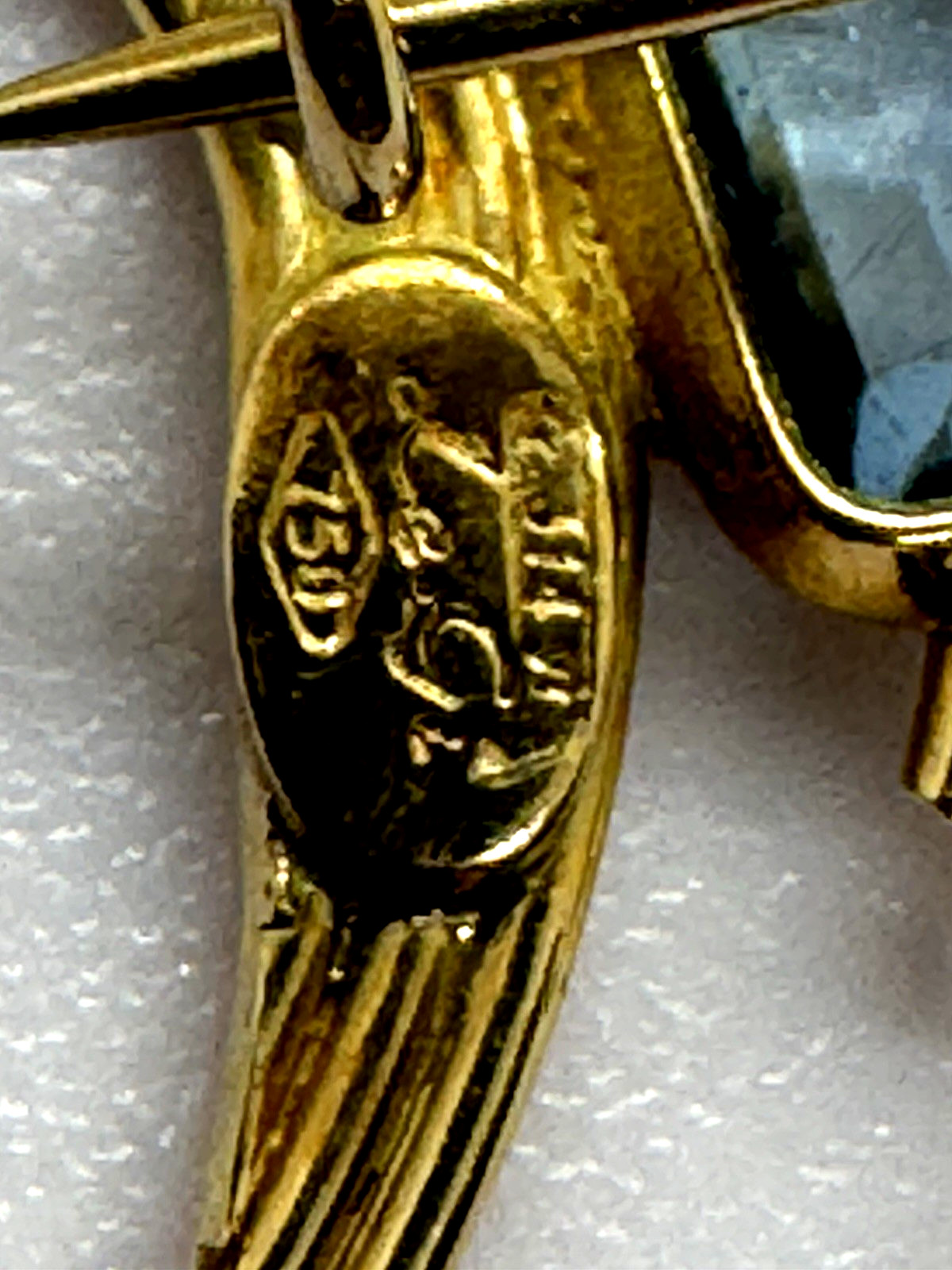 18k Le Gi Blue Topaz Fish Pin C Clasp little brooch with character 2.4 grams