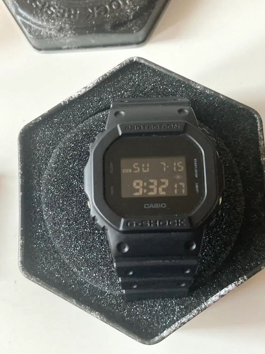 CASIO G SHOCK DW 5600BB 1