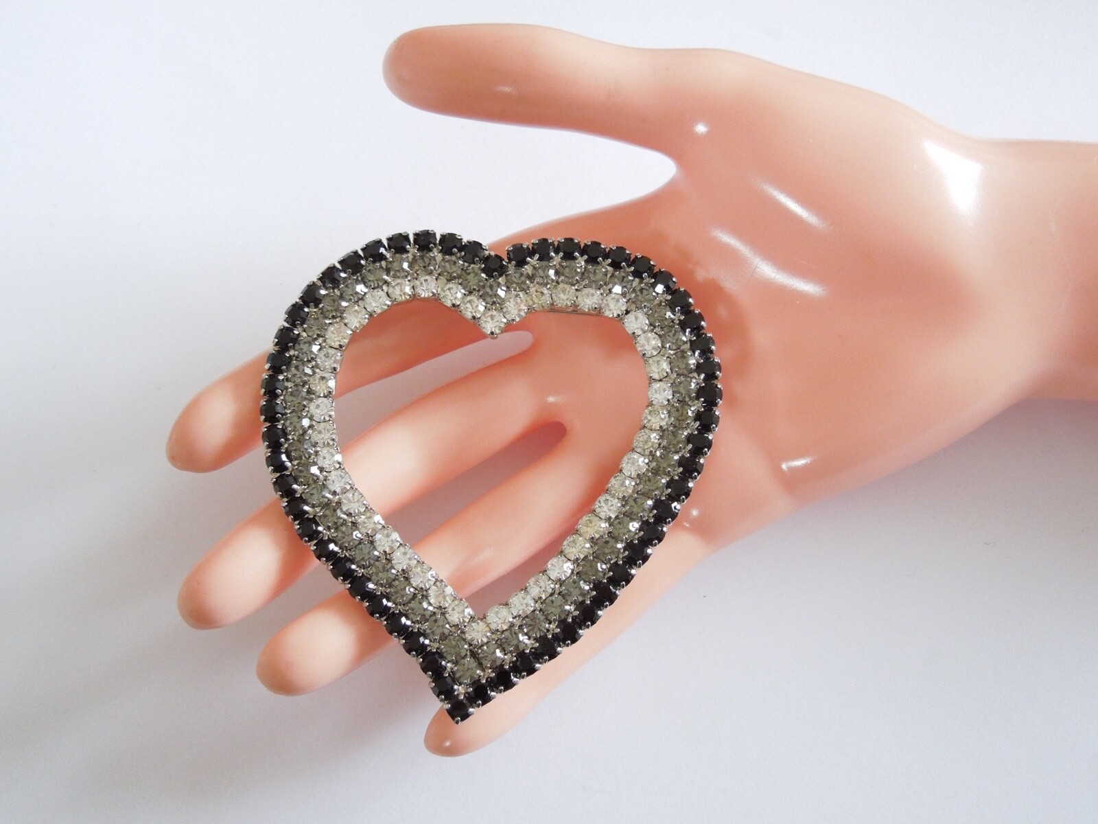 XL Heart Brooch With Rhinestones 31.8 G/7.8 X 7.2 CM