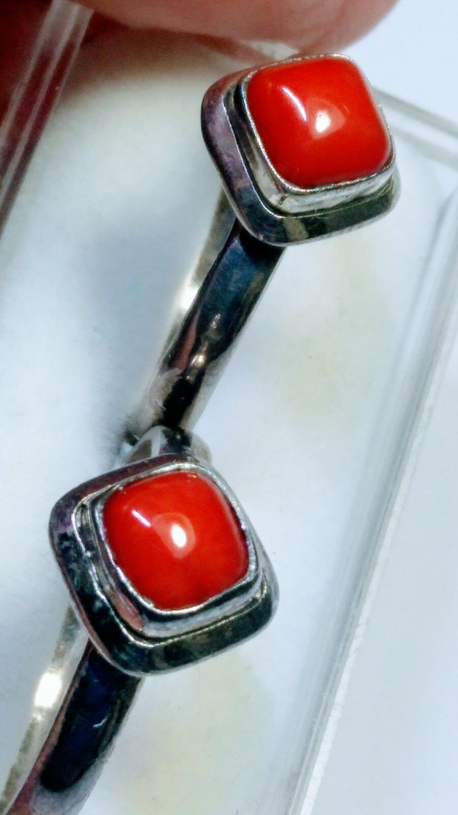 PLEASING NATURAL RED CORAL IN STERLING SILVER .925 RING SIZE BETWEEN 8.75-9.0