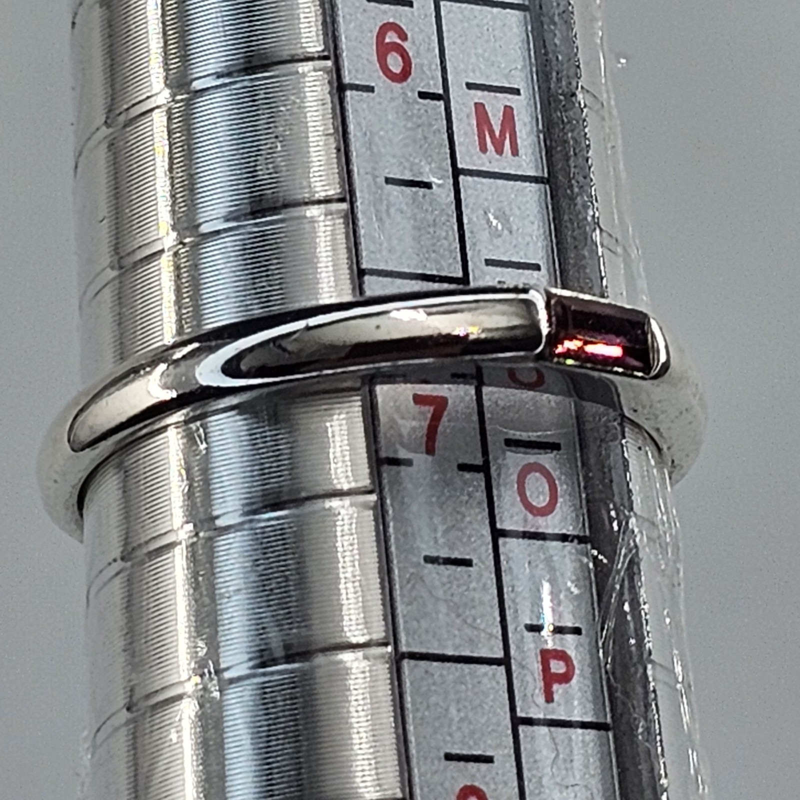 925 Sterling Silver Small Burgundy Red Crystal Gender Neutral Ring Size 7 (NOS)