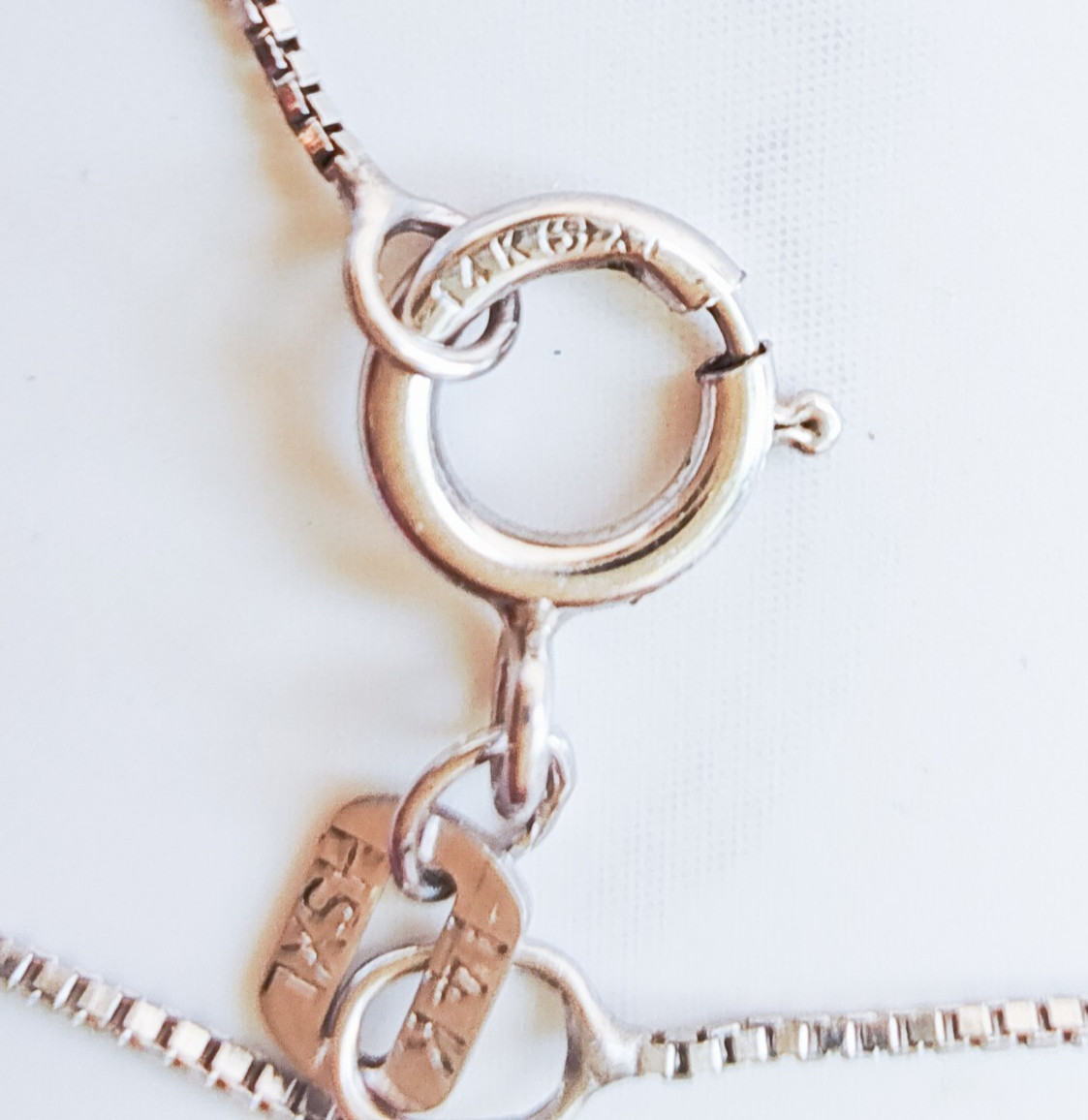 14K White Gold .25 Ct Diamond Drop Pendant Necklace 7‑Stone Bezel 18″ Chain