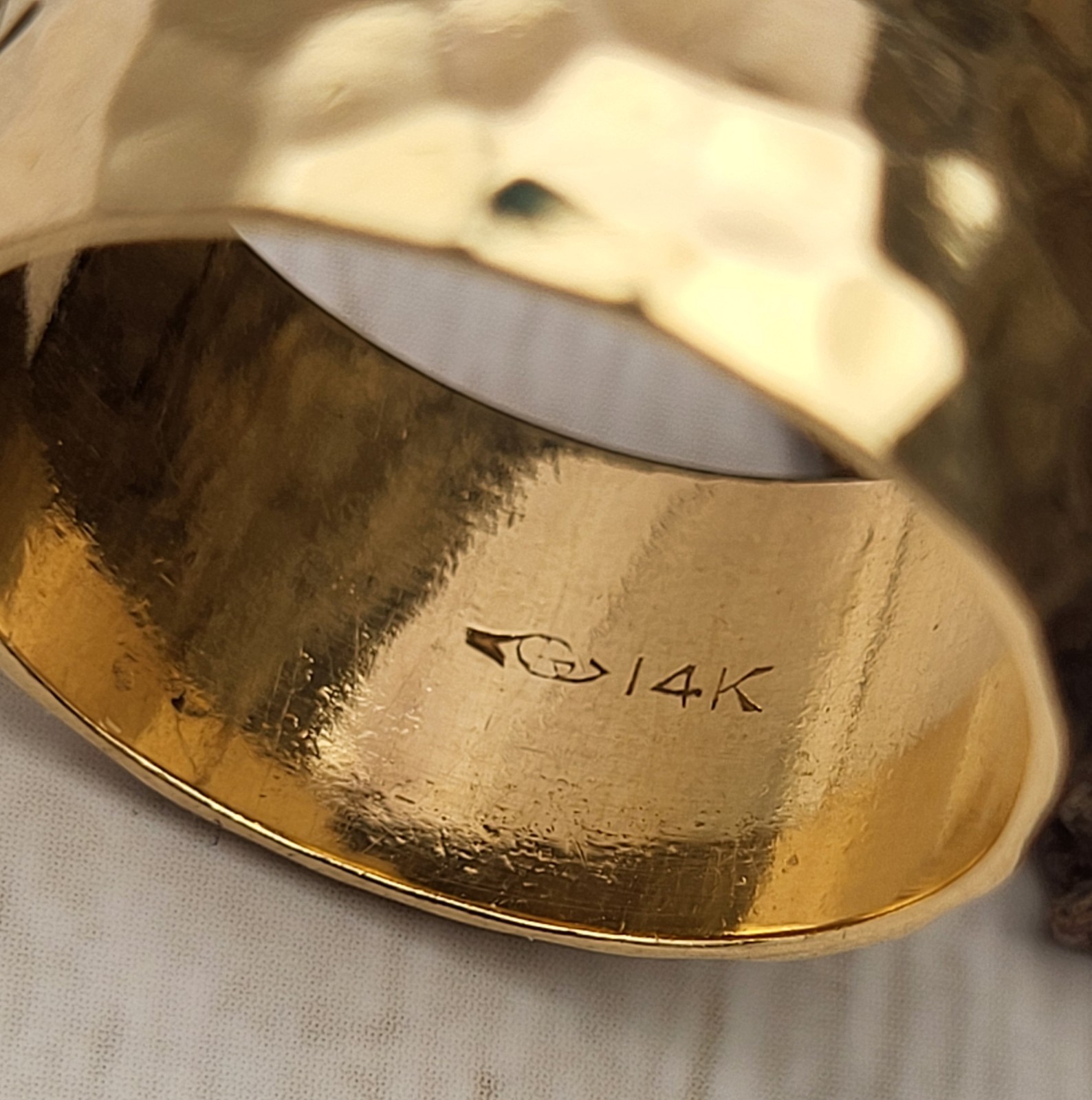 Vintage 14K Yellow Gold 10mm Wide Hammered Wedding Band Ring Sz 8