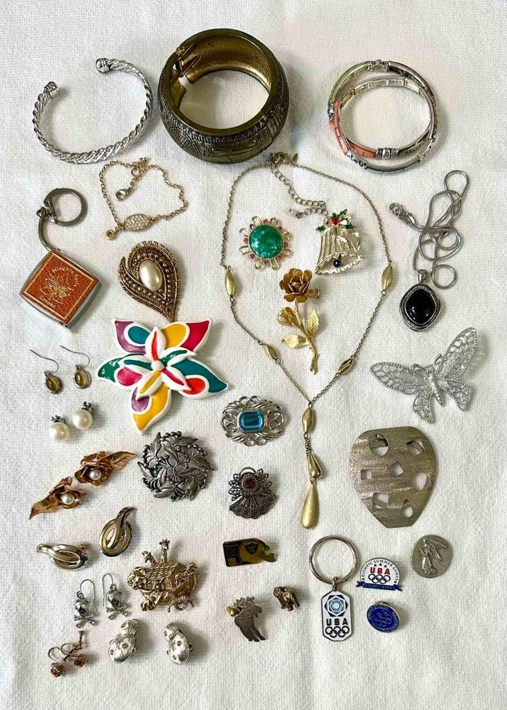 Vntg 31 Pieces Mixed Lot Wearable/Art Jewelry Brooches Earrings Etc Collection C
