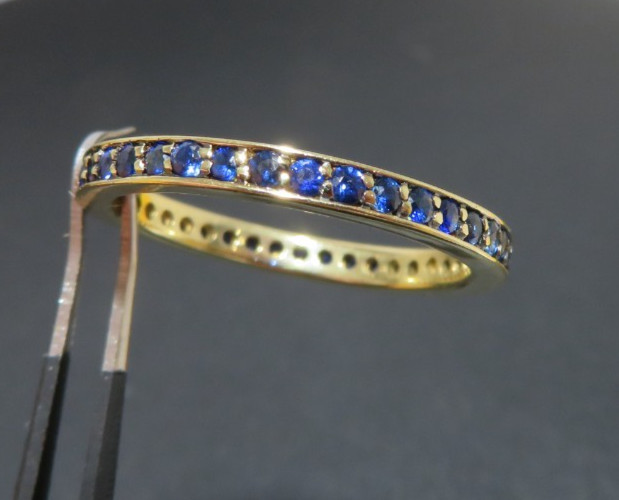 18K YG LADIES BLUE SAPPHIRE ETERNITY BAND RING SIZE 6.5 2.52 grams (G135509)