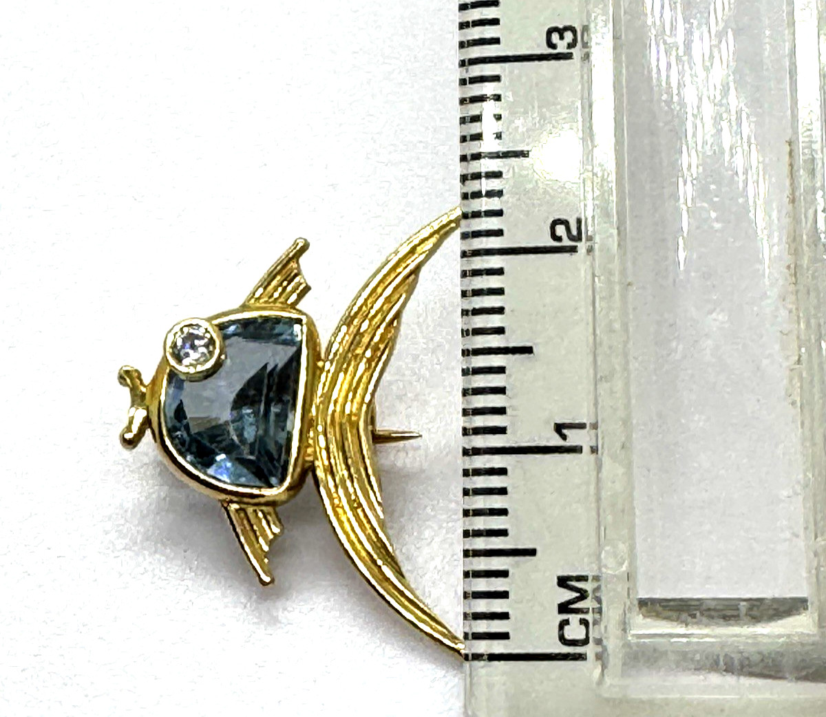 18k Le Gi Blue Topaz Fish Pin C Clasp little brooch with character 2.4 grams