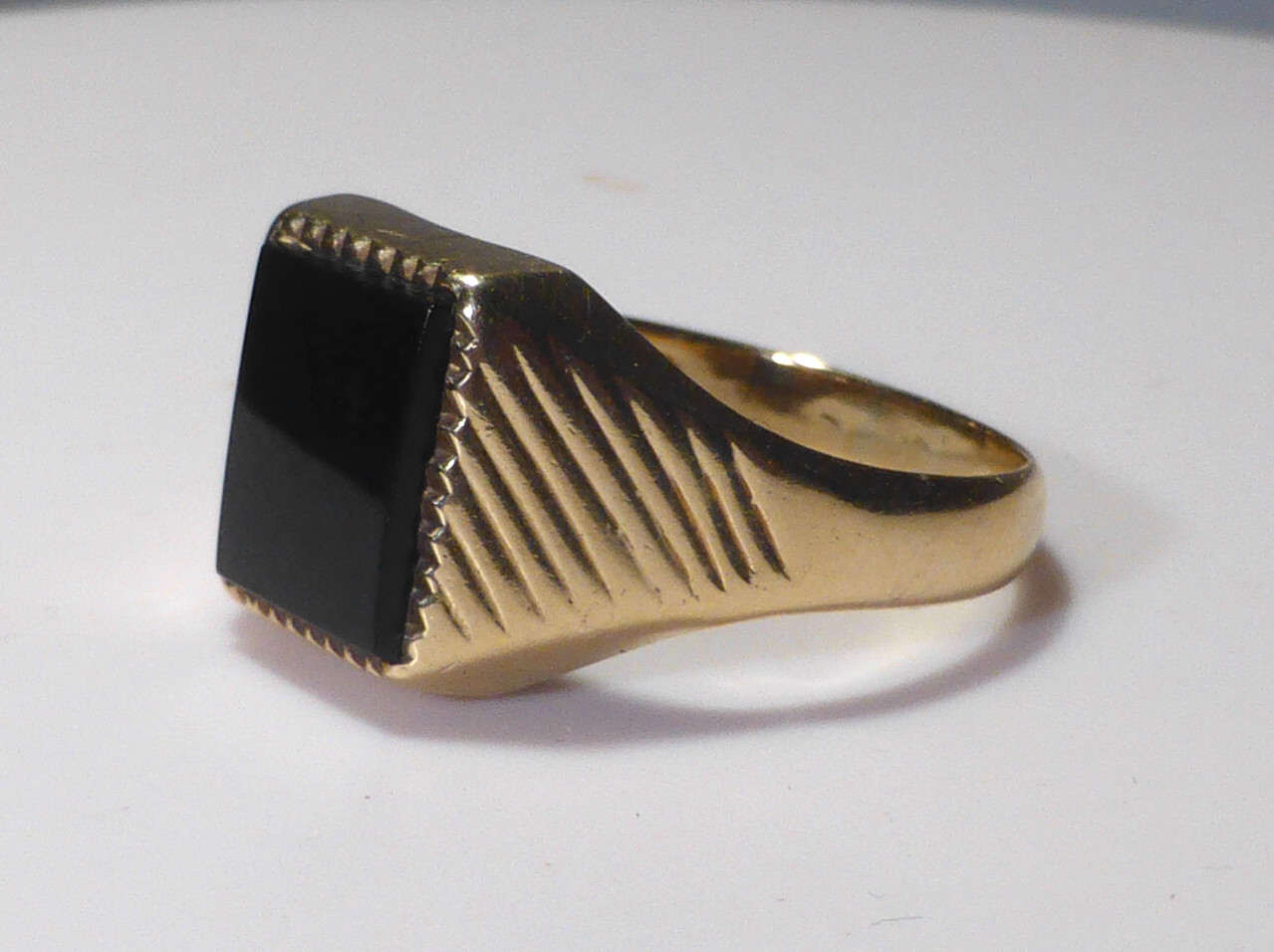 9ct Gold Signet Ring Jet UK Hallmark 1969 AJ Size T 1/2 Boxed
