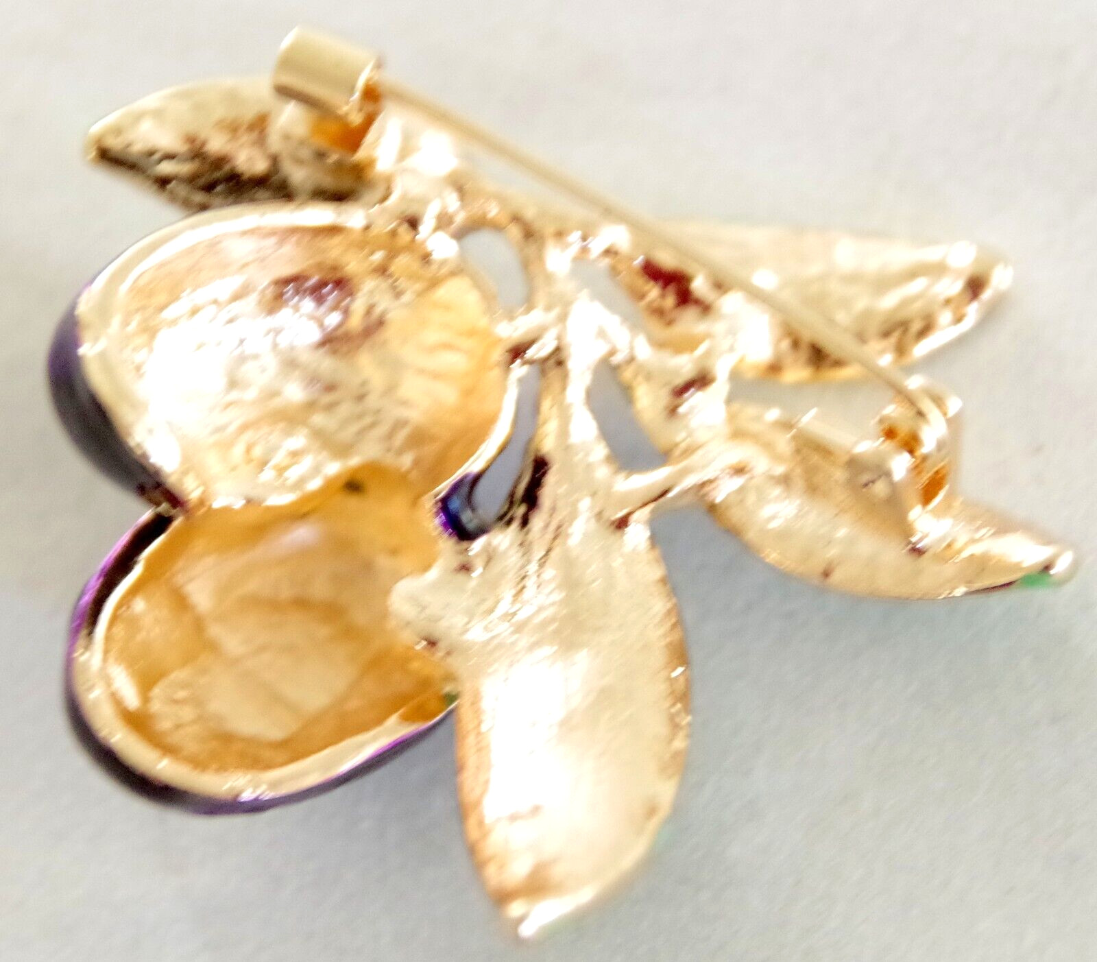 Pretty! 1.75″ NWOT HIGHLY DIMENSIONAL BLACK OLIVE FRUIT ENAMEL & GOLD BROOCH PIN