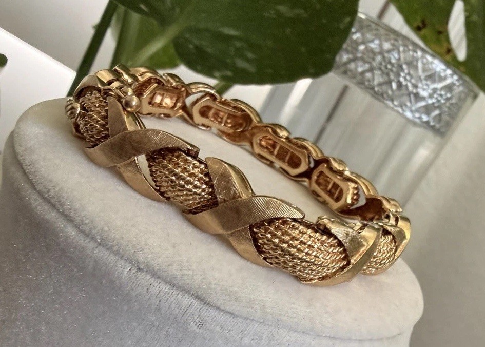 14k Gold Vintage Woven Link style bracelet, box clasp with side safety 40 grams