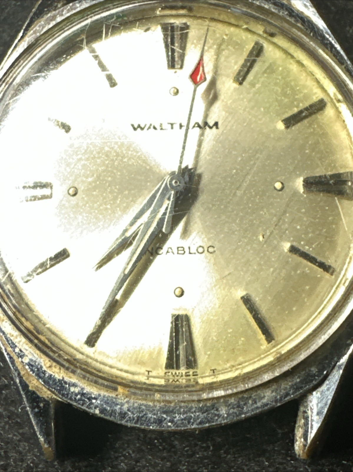 Waltham Incabloc Men’s Swiss Made 17 Jewels Manual Wind Gold Tone Watch