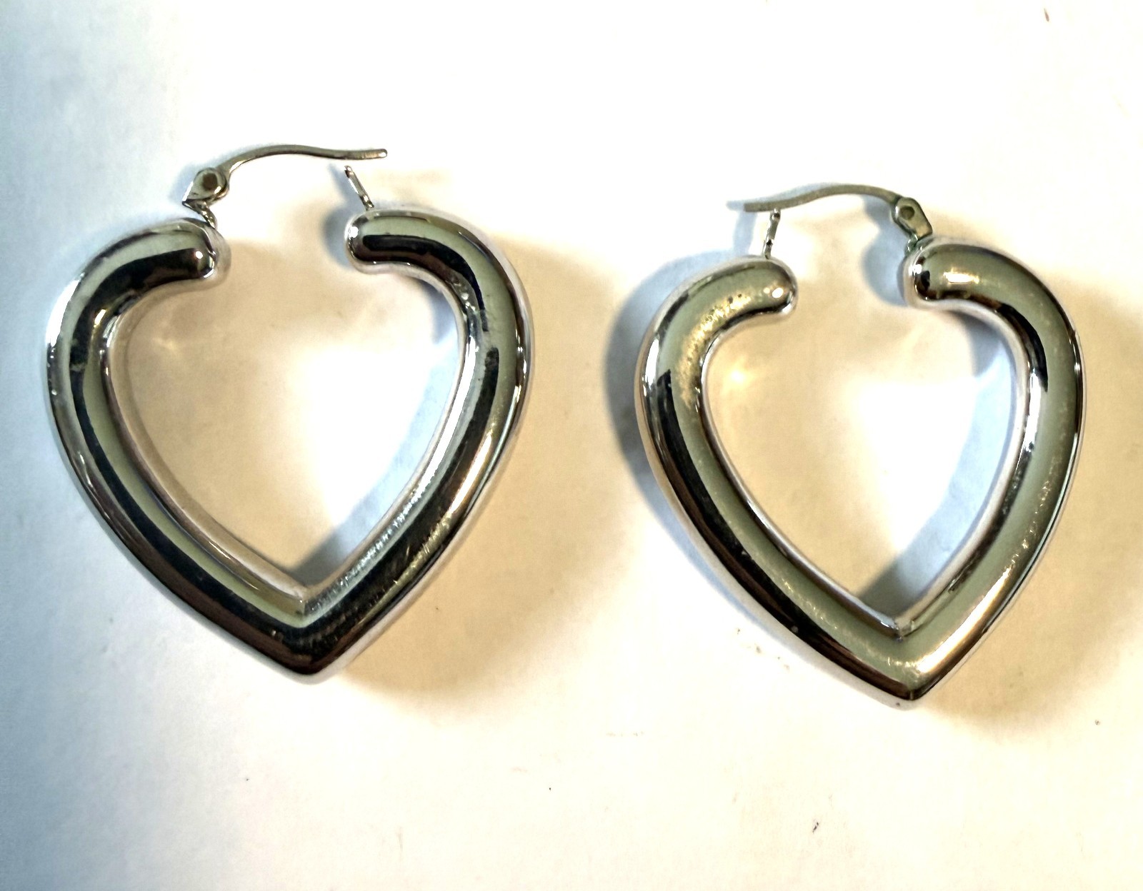 Chunky Thick Hoop Heart Shape Earrings Pierced Hinged Latch Back Closure 1.5″