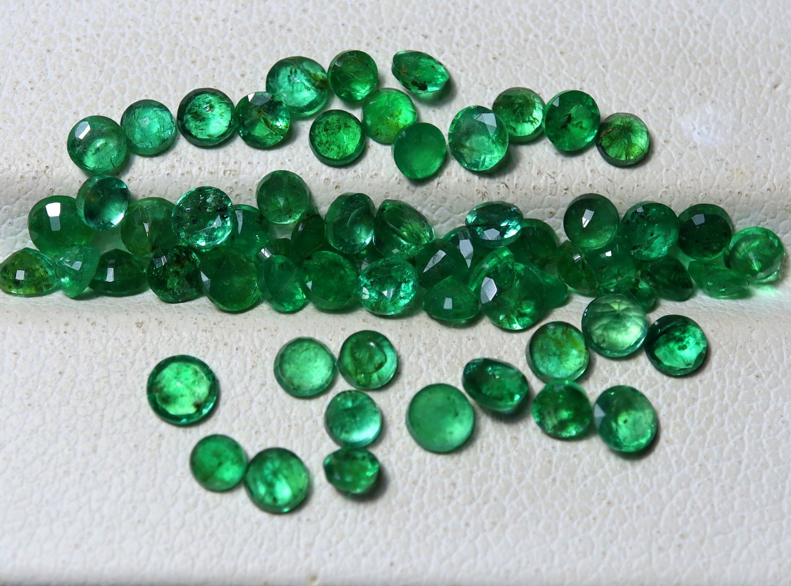 6.5Ct Natural Green Zambia Emerald Faceted Round Gemstones 66 Pcs Lot 2.5 To 3MM