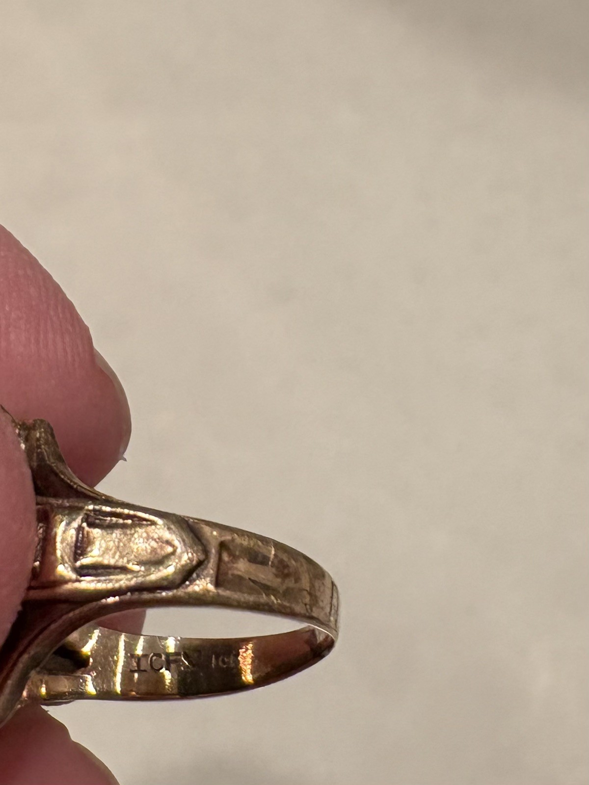 Vintage 10k Yellow Gold Soldier Carved Hematite Ring – sz 8 – 5.59 G