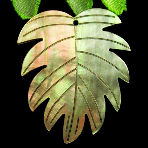 2Pcs Carved Natural Gray Shell Leaf Pendant Bead 44x37x1mm S0048055