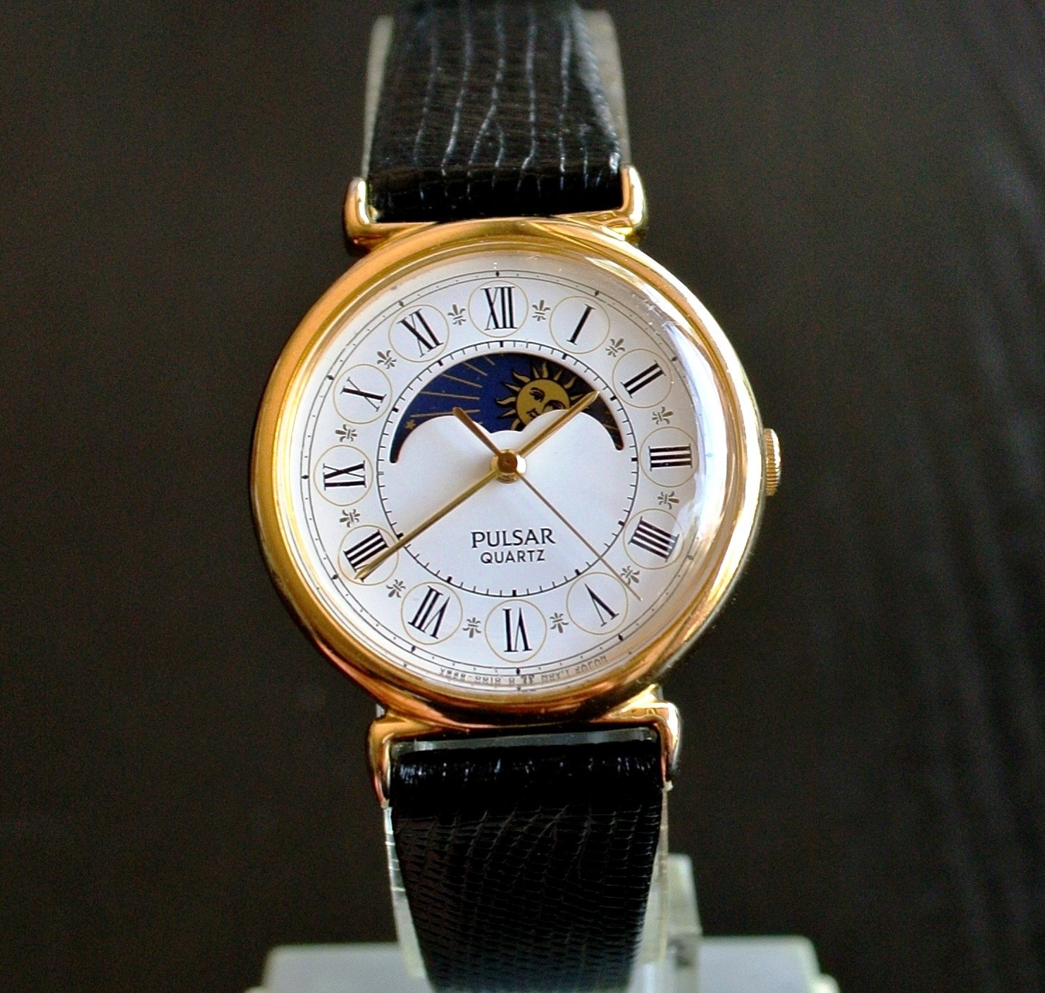 VINTAGE PULSAR SEIKO ELEGANT MOON PHASE QUARTZ WOMEN’S GOLDEN BLACK DRESS WATCH